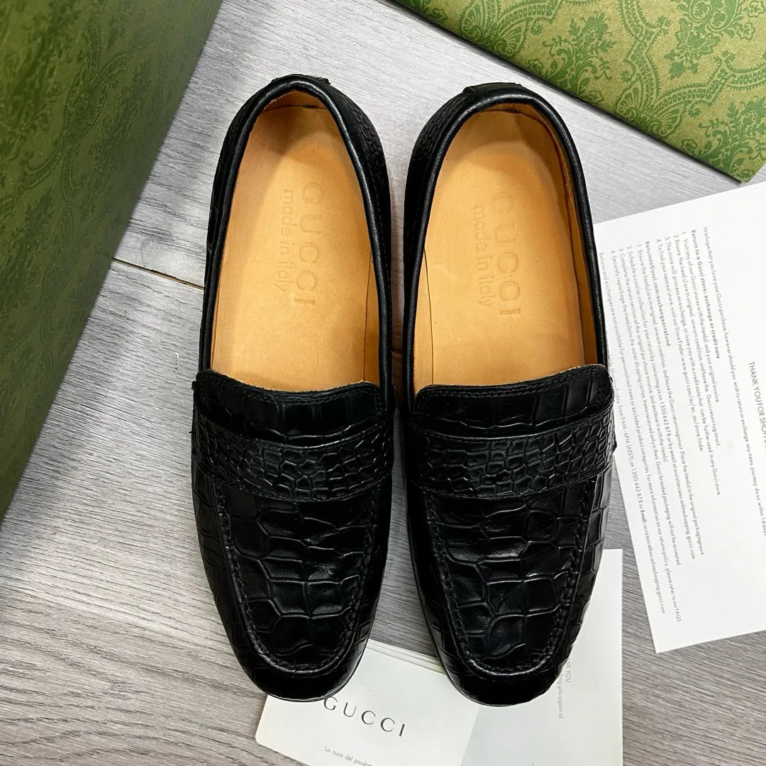 Ex-factory price: 480💰-(Gucci) men’s loafers! Genuine molded horsebit, a classic must-have for your shoe cabinet! The feet are particularly delicate! This Gucci original version is a set last, and we are consistent with the counter! Therefore, it is more comfortable in terms of last shape and comfort! Take it to the counter and compare at will! Good shoes are more than just what they make! But grasp the essence from the inside out! Material: Imported first-layer cowhide! Genuine leather outsole imported from Italy, size: 39-44 (38/45 customized, non-refundable)